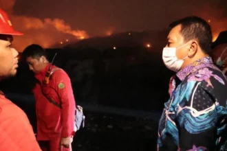 Bupati Tangerang Maesyal, memimpin langsung penanganan darurat kebakaran TPA Jatiwaringin dan evakuasi warga