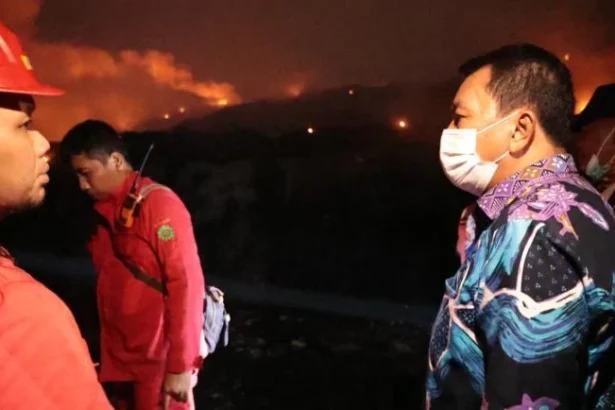 Bupati Tangerang Maesyal, memimpin langsung penanganan darurat kebakaran TPA Jatiwaringin dan evakuasi warga