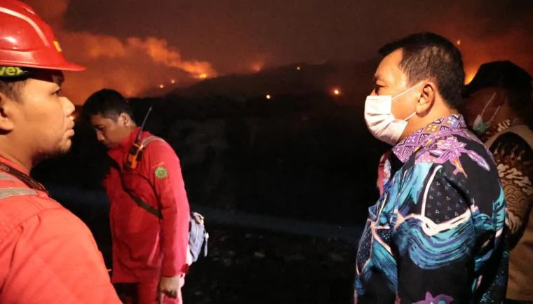 Bupati Tangerang Maesyal, memimpin langsung penanganan darurat kebakaran TPA Jatiwaringin dan evakuasi warga