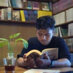 Ilustrasi seseorang sedang membaca