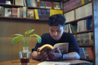 Ilustrasi seseorang sedang membaca