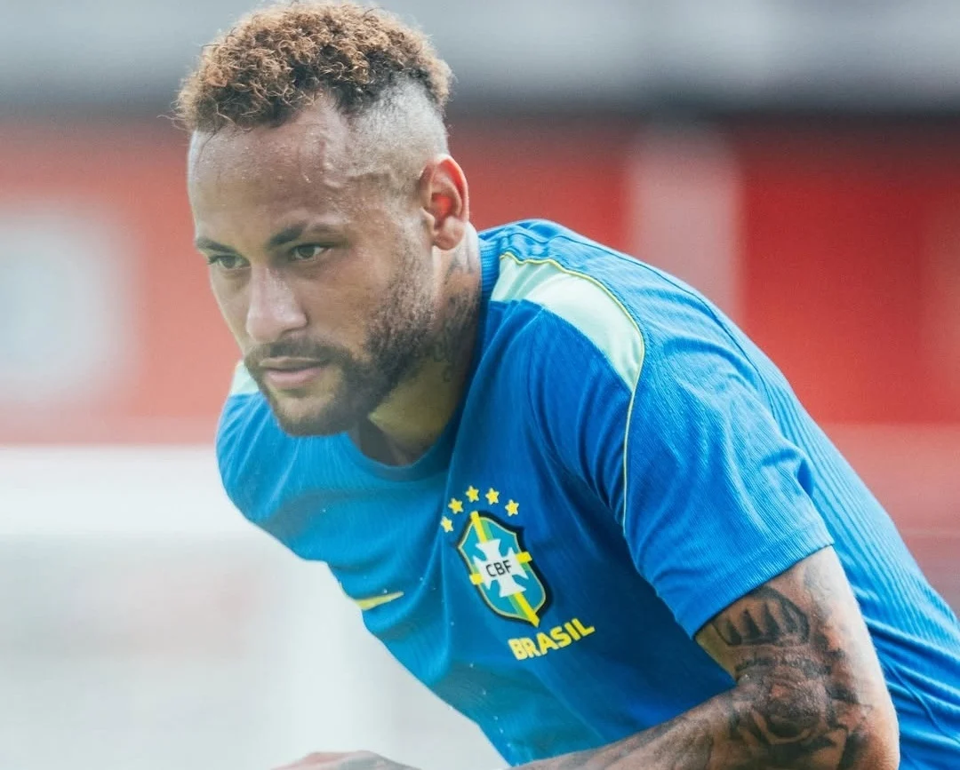 Neymar da Silva Santos Júnior yang umumnya dikenal sebagai Neymar atau Neymar Jr, pemain sepak bola profesional Brasil