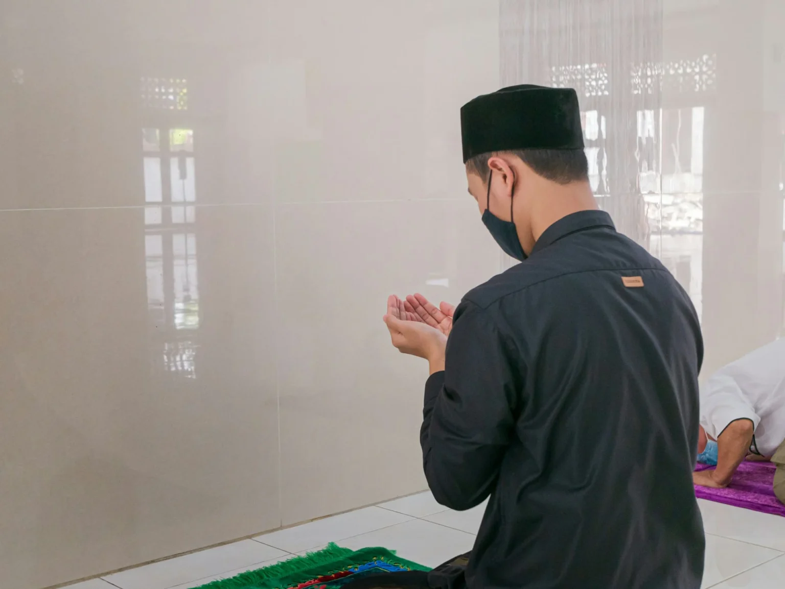 Menjalankan ibadah di masjid