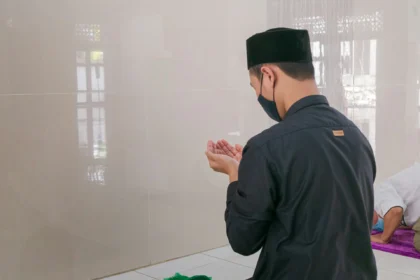 Menjalankan ibadah di masjid