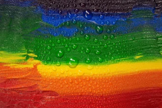Cat warna pelangi. Warna ini dikaitkan dengan simbol global untuk keragaman dan kebanggaan komunitas LGBTQ+.