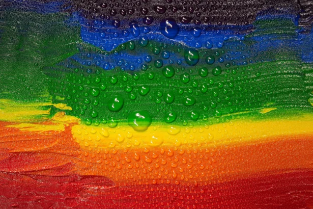Cat warna pelangi. Warna ini dikaitkan dengan simbol global untuk keragaman dan kebanggaan komunitas LGBTQ+.