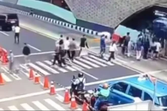 Mobil Toyota Alphard yang viral di media sosial.