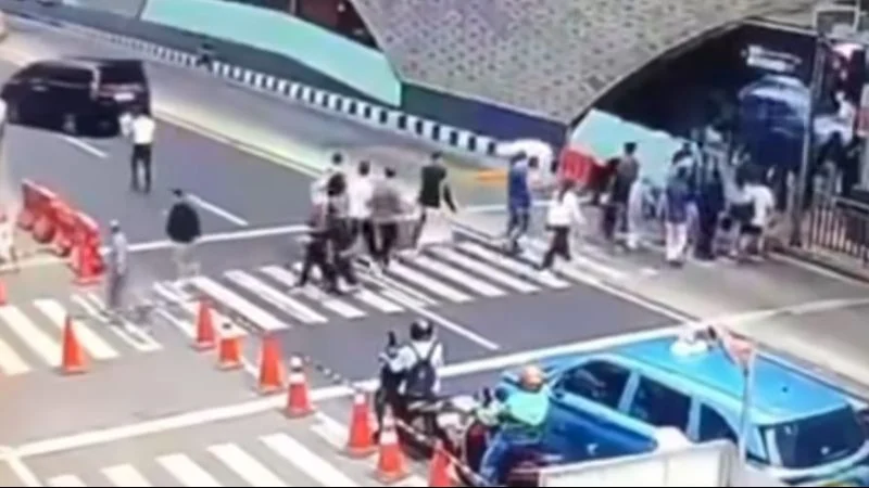 Mobil Toyota Alphard yang viral di media sosial.