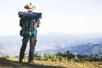 Ilustrasi pendaki gunung.