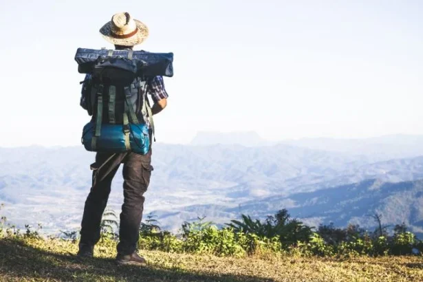 Ilustrasi pendaki gunung.