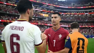 Pemain Spanyol Mikel Merino berjabat tangan dengan Cristiano Ronaldo.