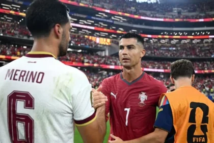 Pemain Spanyol Mikel Merino berjabat tangan dengan Cristiano Ronaldo.