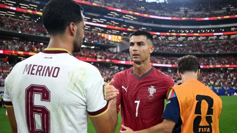 Pemain Spanyol Mikel Merino berjabat tangan dengan Cristiano Ronaldo.
