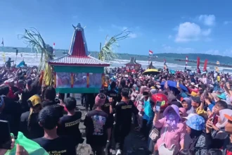 Proses pelarungan sedekah laut di Cilacap.
