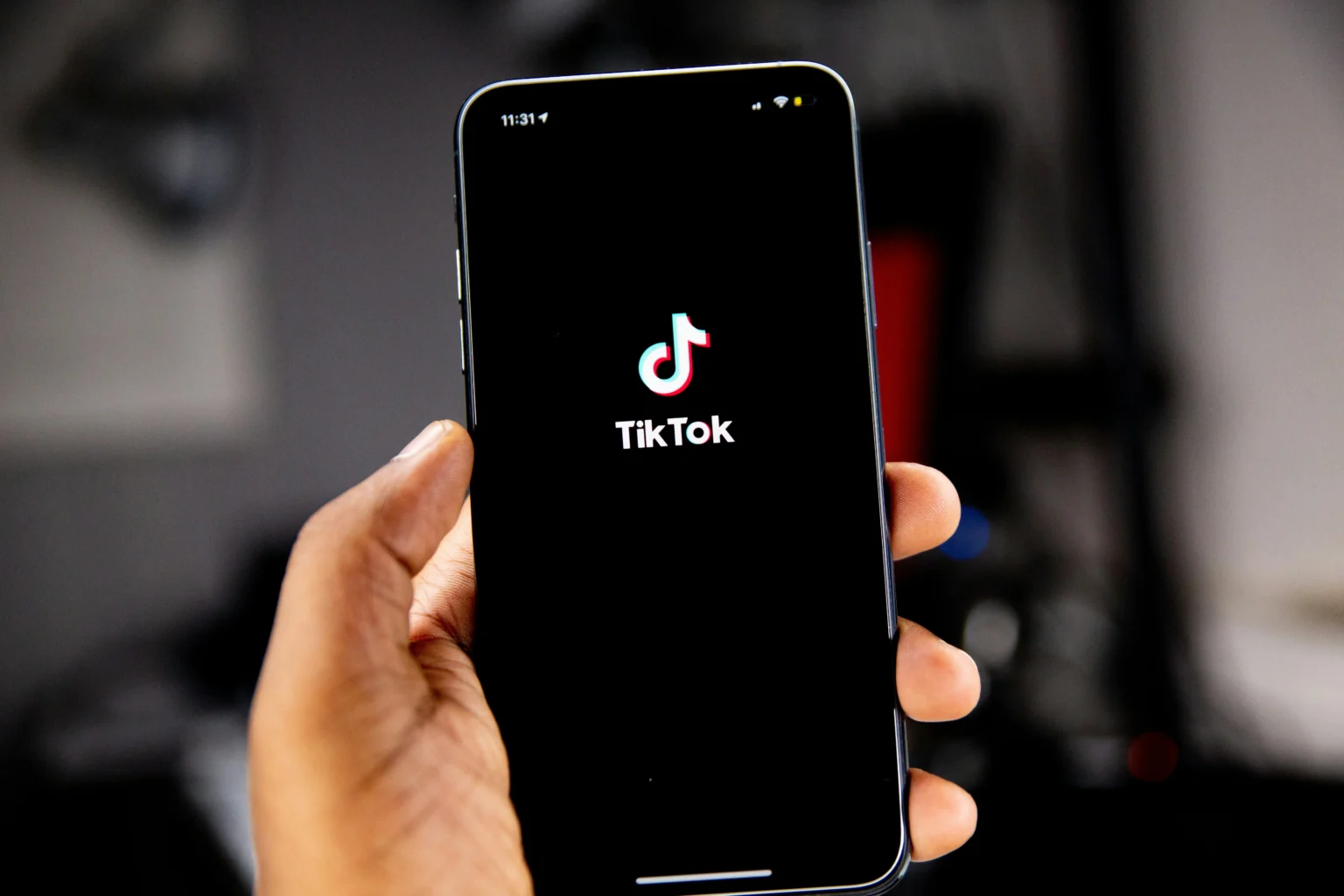Logo TikTok di layar telepon pintar. (Sumber: Unsplash/ Solen Feyissa)