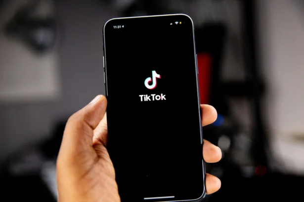 Logo TikTok di layar telepon pintar. (Sumber: Unsplash/ Solen Feyissa)