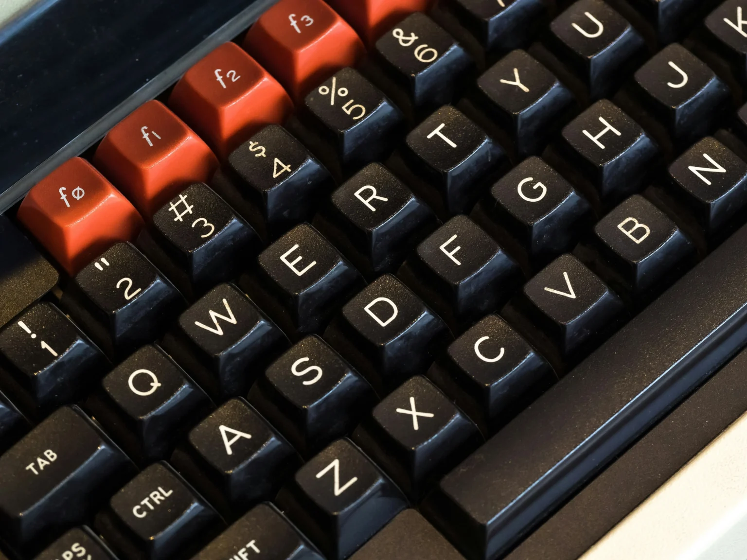 ilustrasi QWERTY pada keyboard (unsplash Nick Fewings & William Warby)