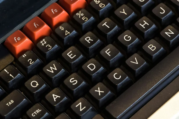 ilustrasi QWERTY pada keyboard (unsplash Nick Fewings & William Warby)