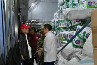 Sekretaris Kabinet (Seskab) Teddy Indra Wijaya saat meninjau langsung persiapan pengiriman bantuan