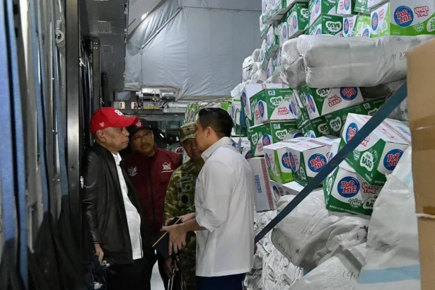 Sekretaris Kabinet (Seskab) Teddy Indra Wijaya saat meninjau langsung persiapan pengiriman bantuan