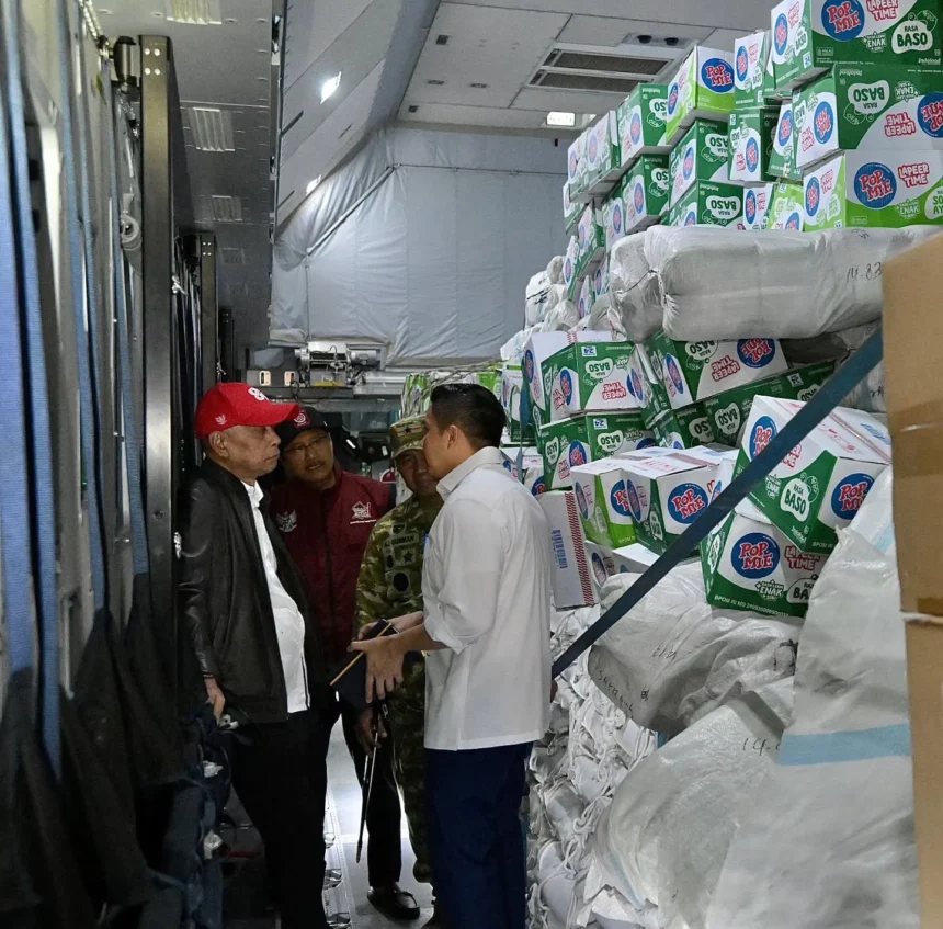 Sekretaris Kabinet (Seskab) Teddy Indra Wijaya saat meninjau langsung persiapan pengiriman bantuan