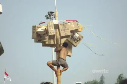 Panjat Pinang di Monas