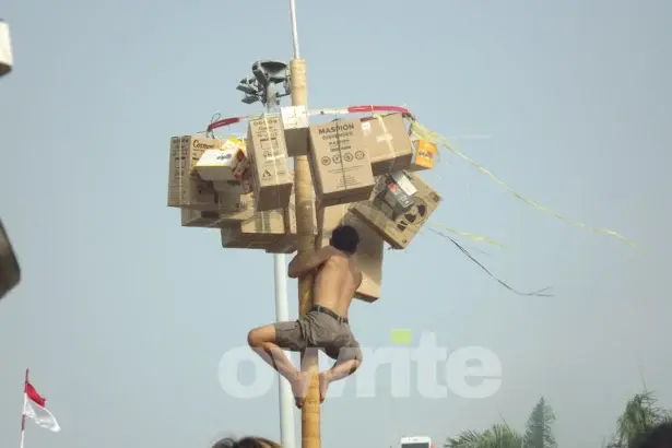 Panjat Pinang di Monas