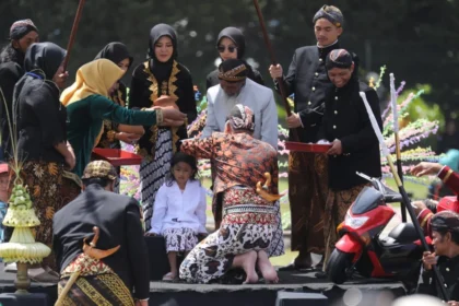 Upacara potong rambut gimbal di Dieng. (Sumber: X @ganjarpranowo)
