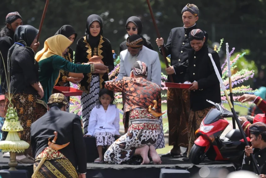 Upacara potong rambut gimbal di Dieng. (Sumber: X @ganjarpranowo)