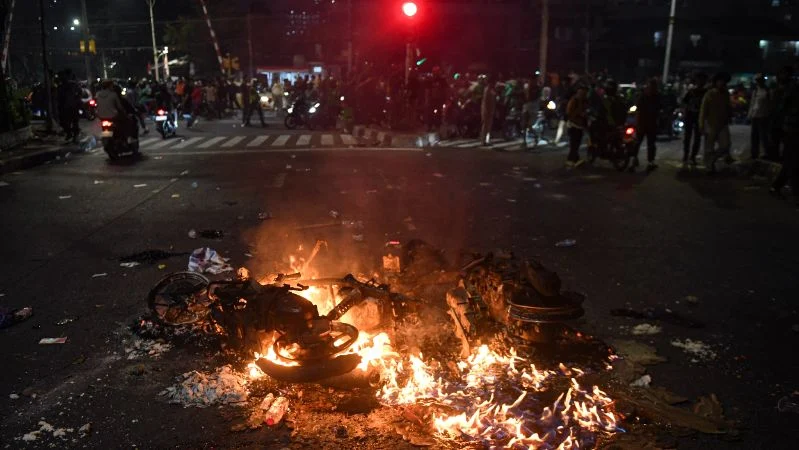 Kendaraan dibakar massa usai menggelar aksi di depan gedung DPR di kawasan Pejompongan, Jakarta.