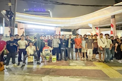 Mahasiswa Universitas Trisakti menggelar aksi bertajuk “Seni Melawan, Suara Tak Terpadamkan” di depan Kampus A Trisakti, tepat di bawah Flyover Grogol, Jakarta.