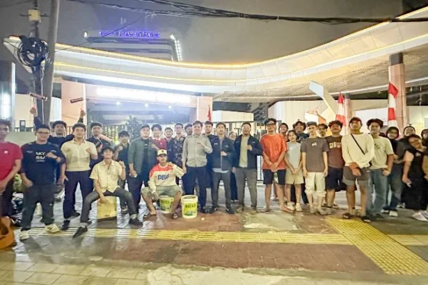 Mahasiswa Universitas Trisakti menggelar aksi bertajuk “Seni Melawan, Suara Tak Terpadamkan” di depan Kampus A Trisakti, tepat di bawah Flyover Grogol, Jakarta.