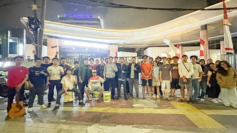 Mahasiswa Universitas Trisakti menggelar aksi bertajuk “Seni Melawan, Suara Tak Terpadamkan” di depan Kampus A Trisakti, tepat di bawah Flyover Grogol, Jakarta.