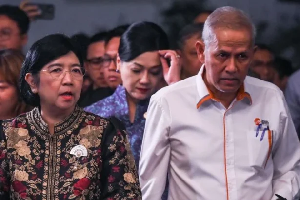 Ketua Dewan Komisioner LPS Anggito Abimanyu (kanan).
