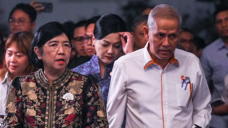 Ketua Dewan Komisioner LPS Anggito Abimanyu (kanan).