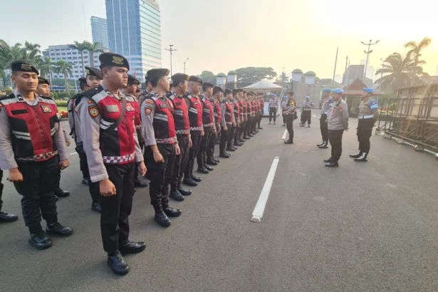 Kepolisian melaksanakan apel jelang unjuk rasa di DPR, 27 Agustus 2026.