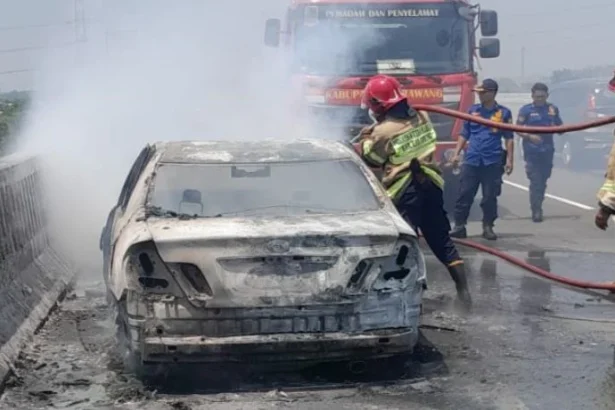 Mobil Toyota Camry terbakar saat melintas di tengah jalan Tol MBZ.