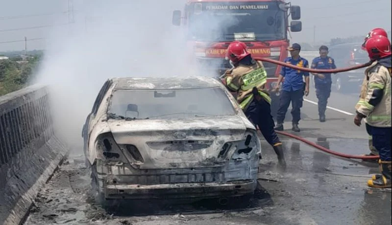 Mobil Toyota Camry terbakar saat melintas di tengah jalan Tol MBZ.
