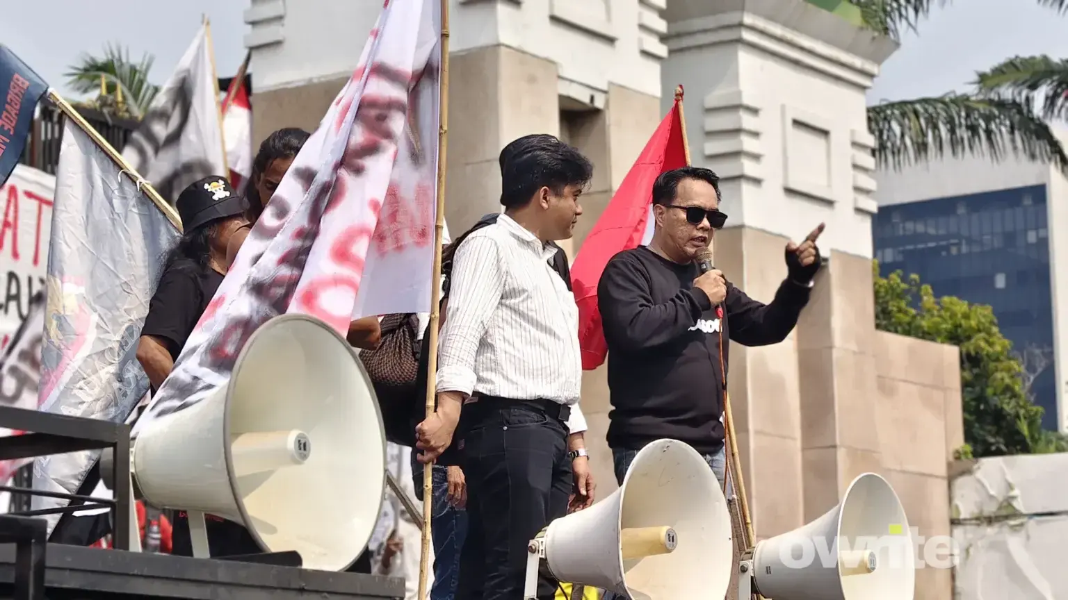 Demonstran menyuarakan aspirasinya di depan gedung DPR RI, Jakarta, 27 Agustus 2026.