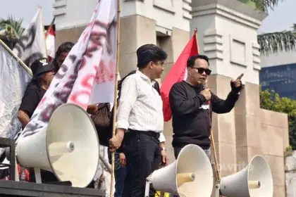 Demonstran menyuarakan aspirasinya di depan gedung DPR RI, Jakarta, 27 Agustus 2026.