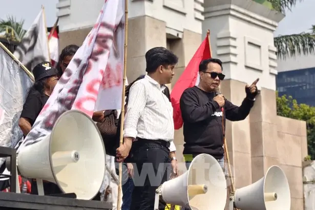 Demonstran menyuarakan aspirasinya di depan gedung DPR RI, Jakarta, 27 Agustus 2026.