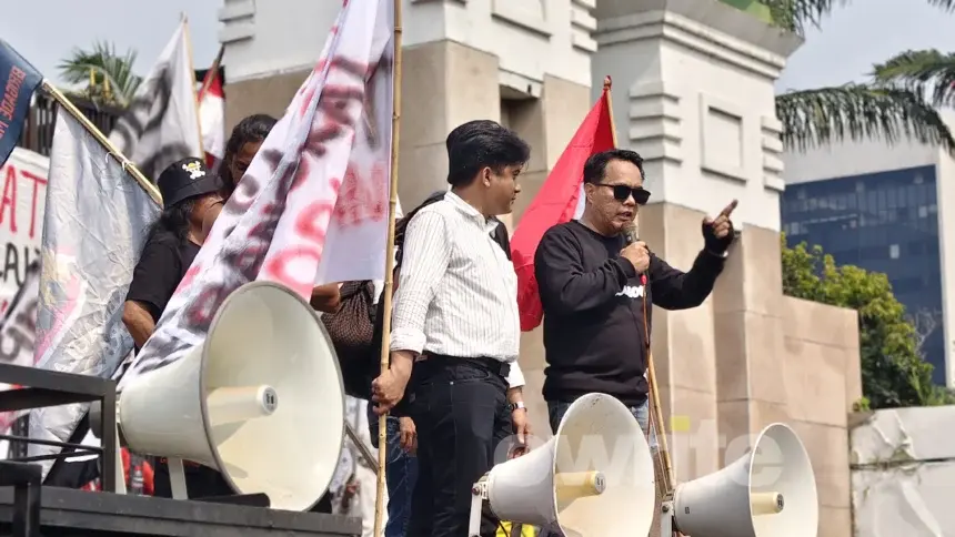 Demonstran menyuarakan aspirasinya di depan gedung DPR RI, Jakarta, 27 Agustus 2026.