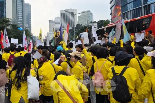 Massa mahasiswa ingin unjuk rasa menuju Bundaran HI, Jakarta.