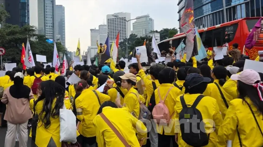 Massa mahasiswa ingin unjuk rasa menuju Bundaran HI, Jakarta.