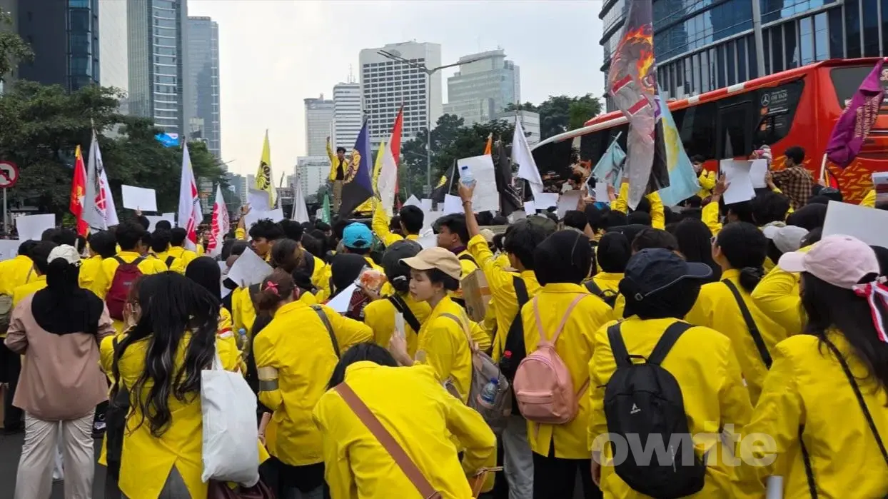 Massa mahasiswa ingin unjuk rasa menuju Bundaran HI, Jakarta.