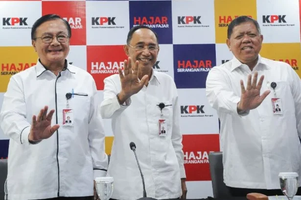 Ketua Dewas KPK Gusrizal (tengah) saat Laporan Kinerja Dewan Pengawas KPK Semester I 2026 di Gedung ACLC KPK, Jakarta, Senin (3/8). (ANTARA FOTO/Reno Esnir).