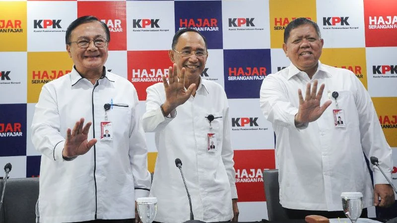 Ketua Dewas KPK Gusrizal (tengah) saat Laporan Kinerja Dewan Pengawas KPK Semester I 2026 di Gedung ACLC KPK, Jakarta, Senin (3/8). (ANTARA FOTO/Reno Esnir).