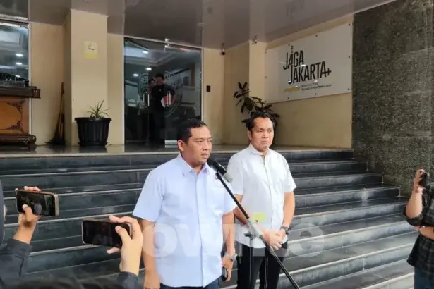 Dirkrimum Polda Metro Jaya Kombes Pol Iman Imanuddin memberikan keterangan soal penerimaan berkas perkara kasus kematian Sutrimo, 10 Agustus 2026, di Polda Metro Jaya.