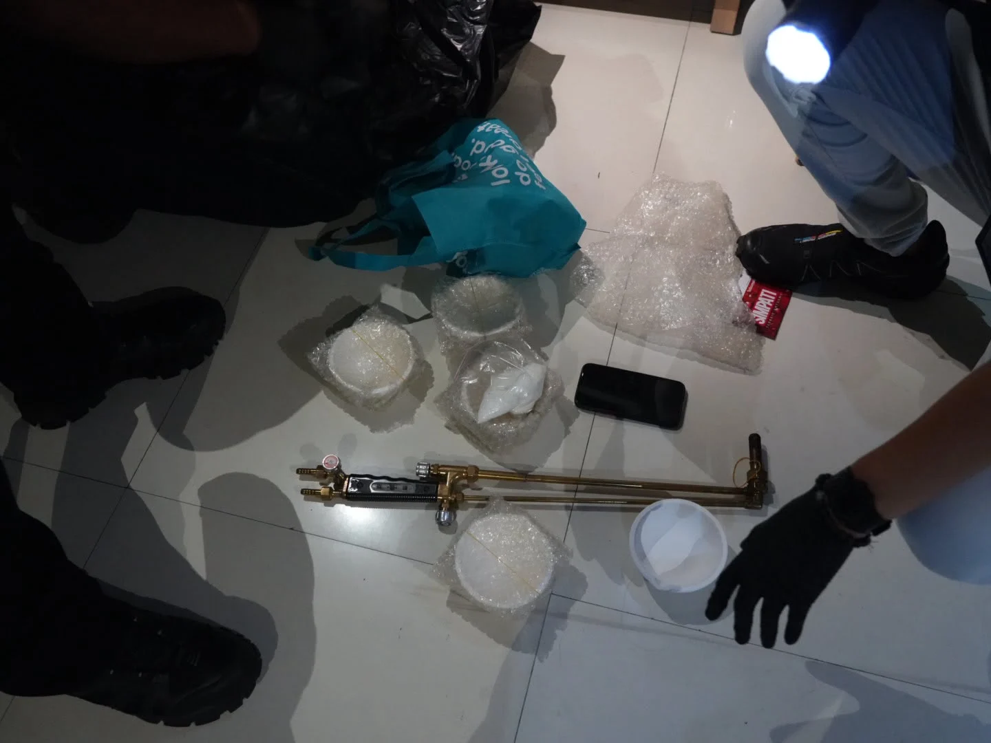 Barang bukti yang disita polisi, kasus penyelundupan emas ilegal diduga jaringan China, Agustus 2026.