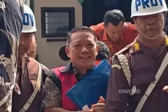Eks Jampidsus Kejagung Febrie Adriansyah pakai rompi tahanan.